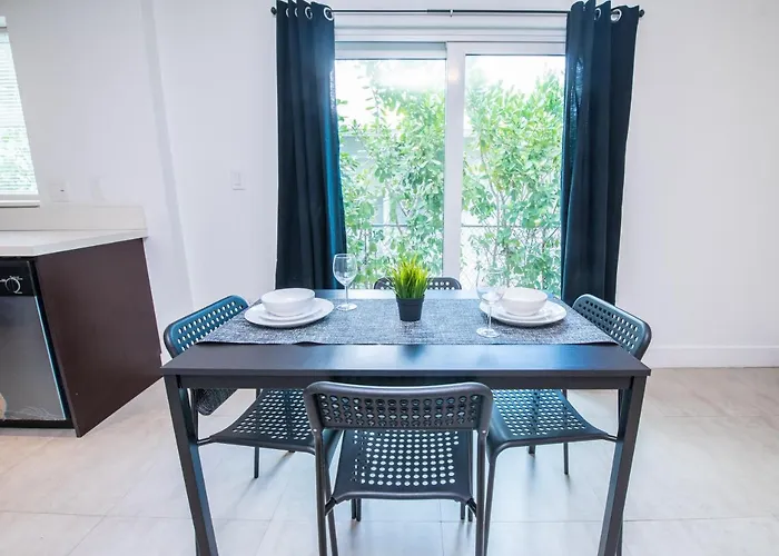 Spacious Entire Apartment With Free Parking