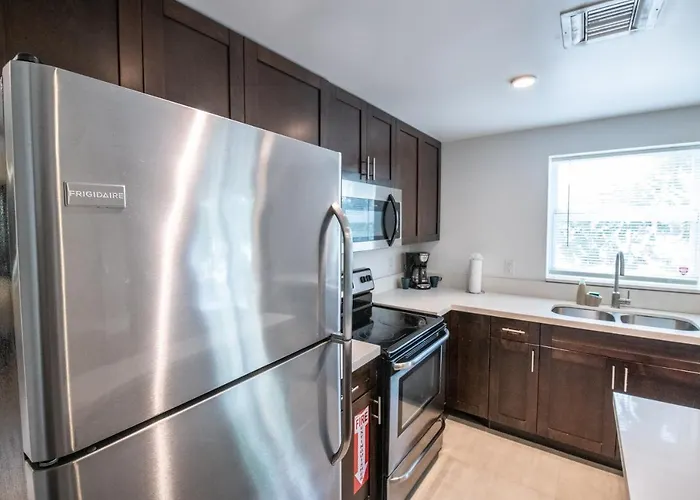 Spacious Entire Apartment With Free Parking