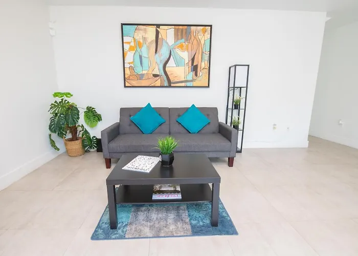 Spacious Entire Apartment With Free Parking