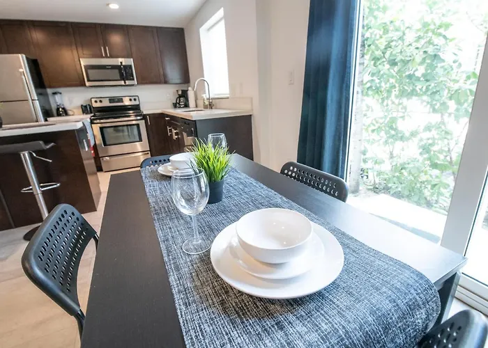 Spacious Entire Apartment With Free Parking