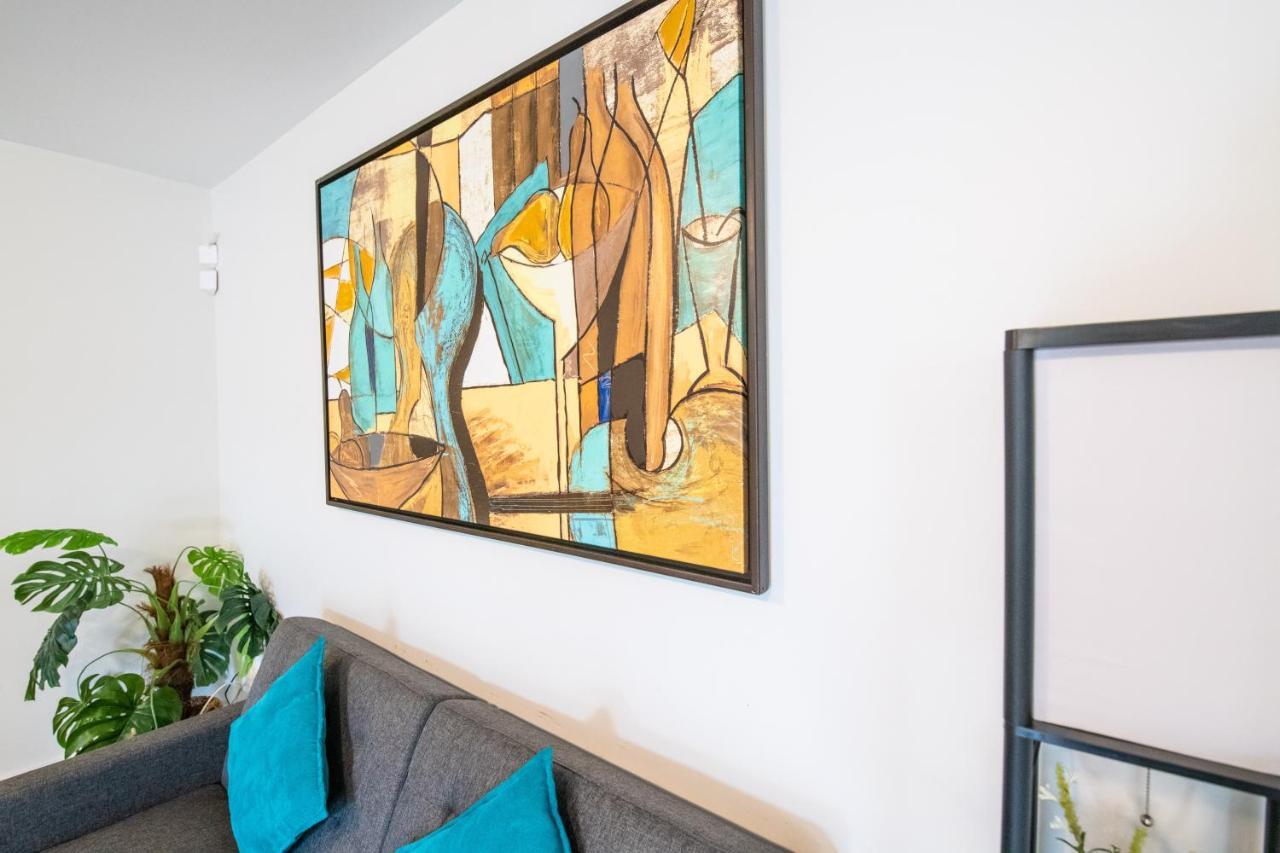Spacious Entire With Free Parking Apartment *