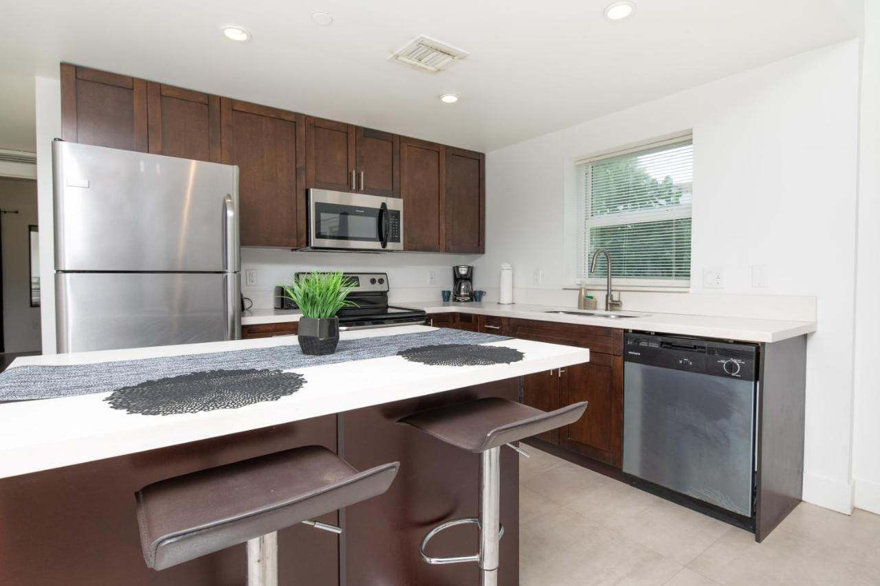 Spacious Entire With Free Parking Apartment *