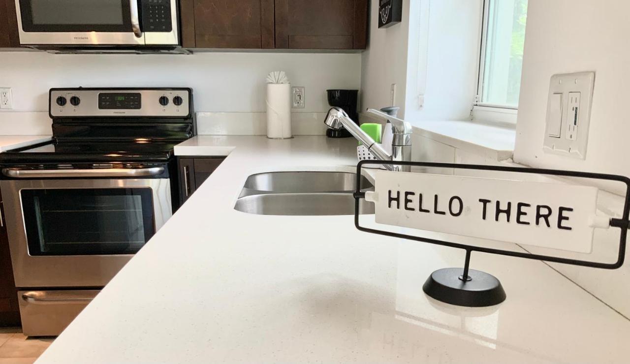 Spacious Entire With Free Parking Apartment *